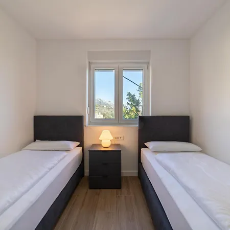 Apartman With A Parking Space Kastel Kambelovac, - 23397 Kastela