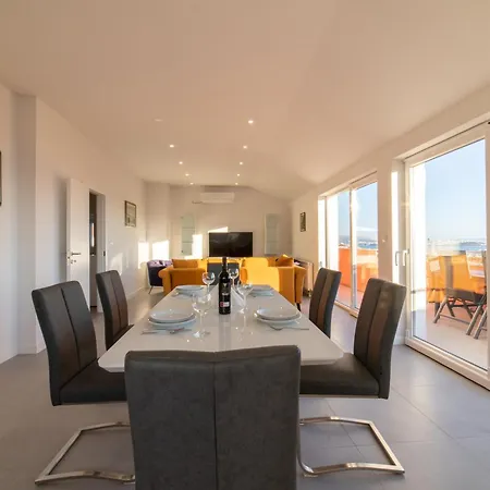 Apartman With A Parking Space Kastel Kambelovac, - 23397