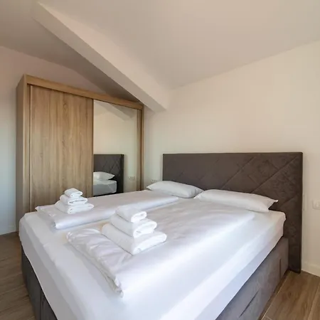 With A Parking Space Kastel Kambelovac, - 23397 Apartman *