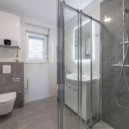 Apartman With A Parking Space Kastel Kambelovac, - 23397