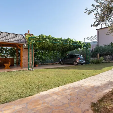 Apartman With A Parking Space Kastel Kambelovac, - 23397 Kastela