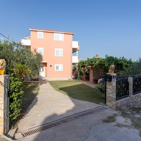 Apartman With A Parking Space Kastel Kambelovac, - 23397