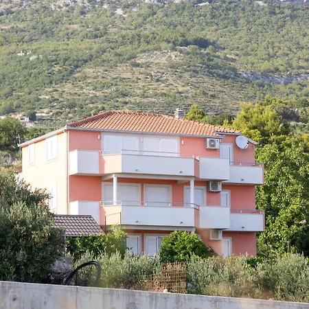 Apartman With A Parking Space Kastel Kambelovac, - 23397 *