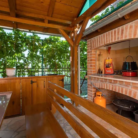 Apartament With Parking Space Kastel Kambelovac, - 23397